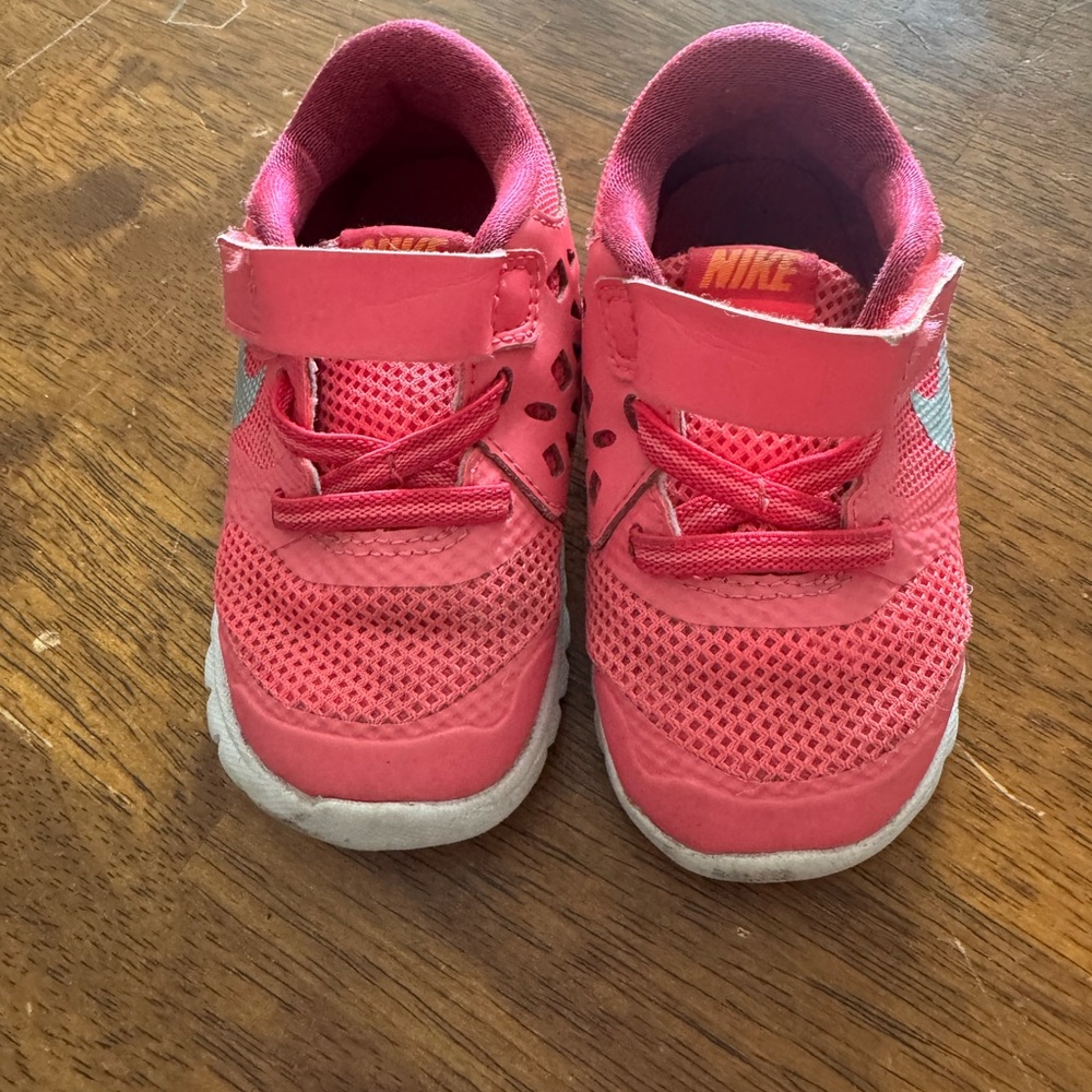 Nike Kids Bright Pink Mesh Hook-and-Loop Sneakers